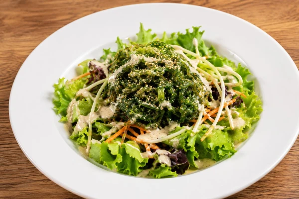Ensalada de wakame con alga