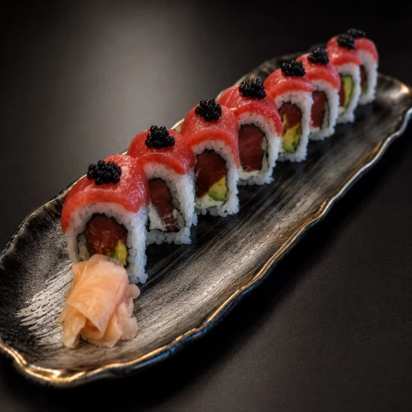 222. URAMAKI Tuna yubari Ensalada de wakame con alga